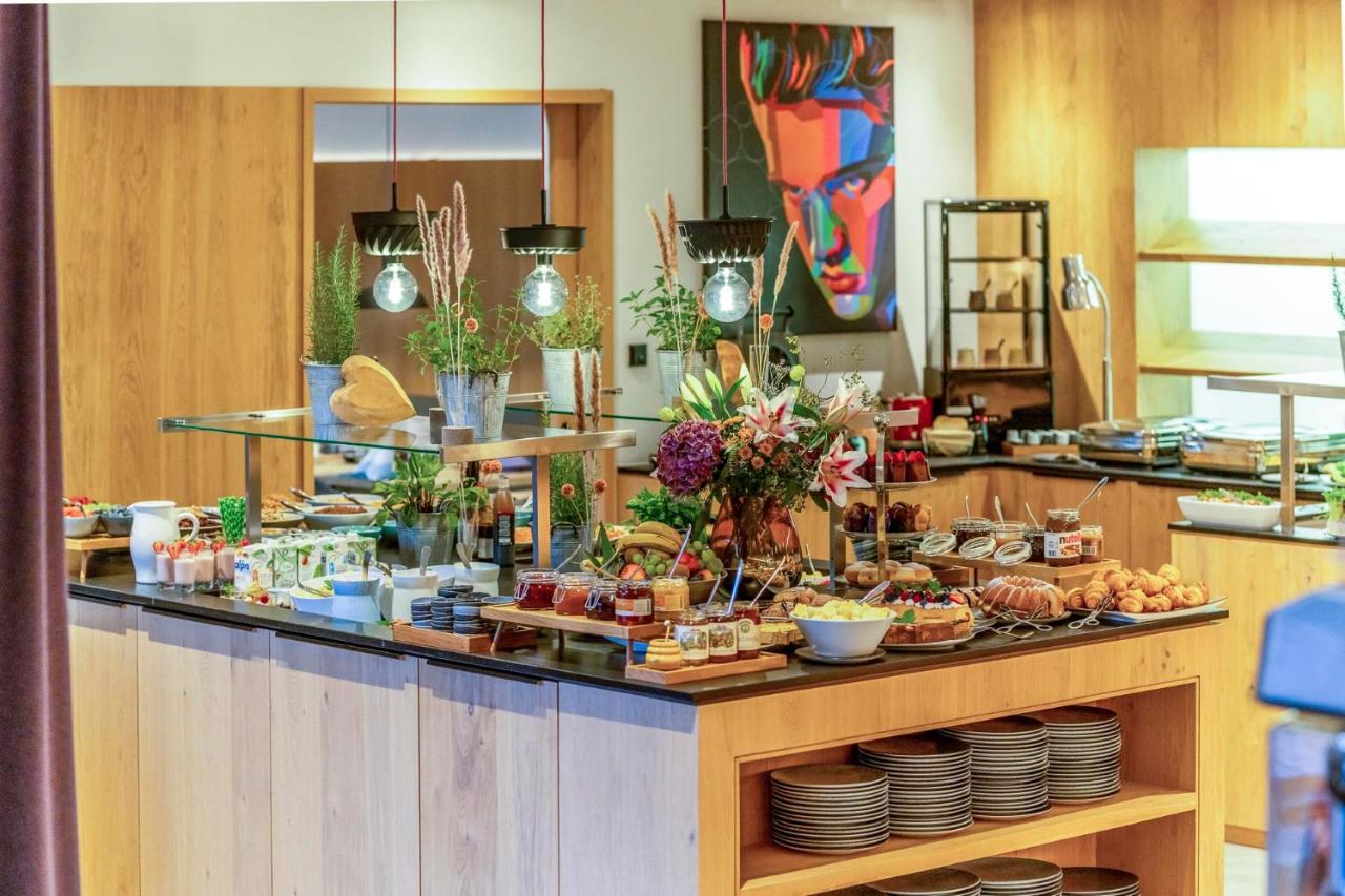 Wellness Und Brunch Morgenzeit Beheizter Naturpool Mit Sandstrand Genuss Fruehstueck Bis 13 Uhr Hochkoenig Sommercard Hotel 3*