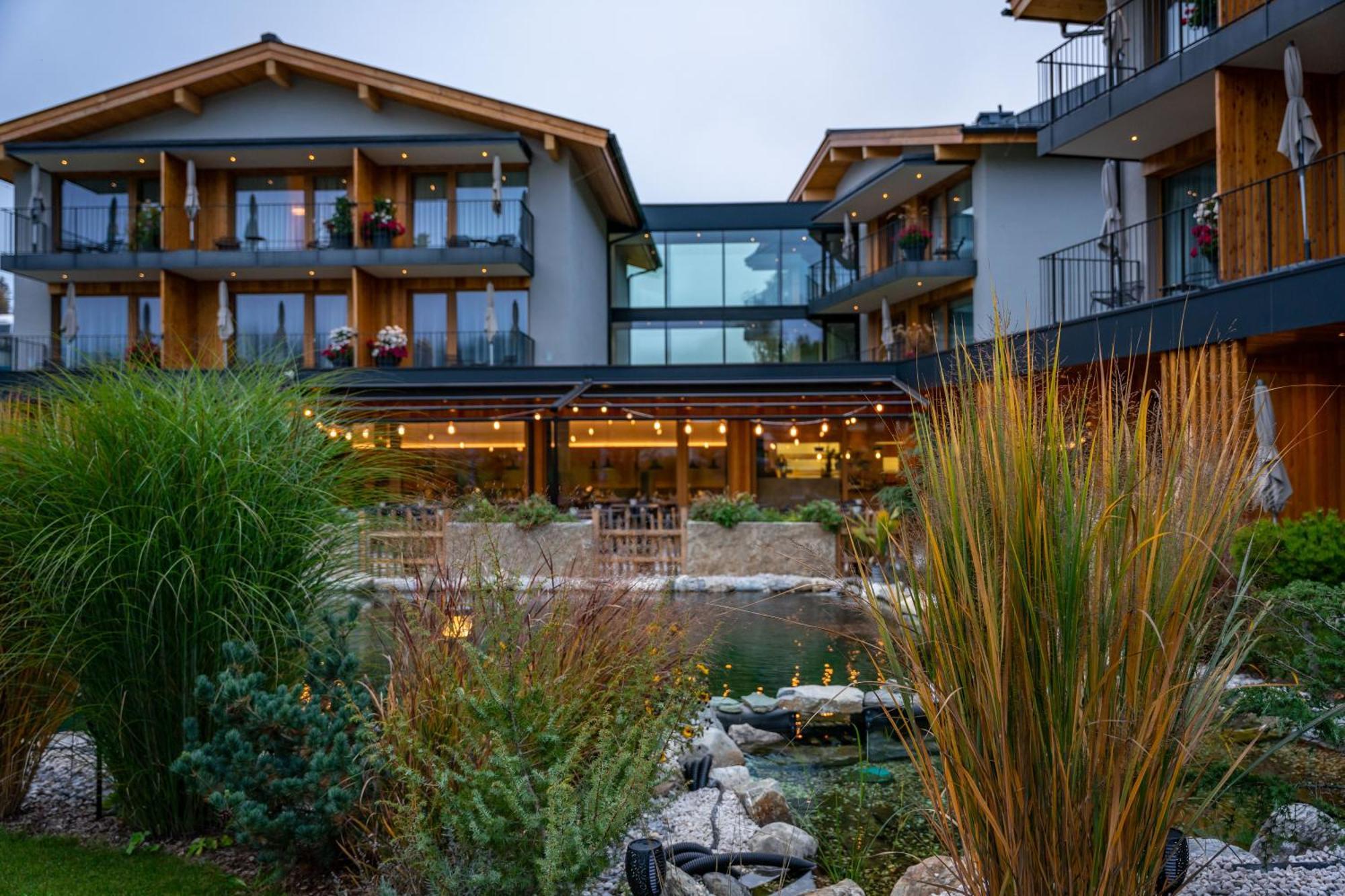 Wellness Und Brunch Morgenzeit Beheizter Naturpool Mit Sandstrand Genuss Fruehstueck Bis 13 Uhr Hochkoenig Sommercard Hotel Maria Alm am Steinernen Meer